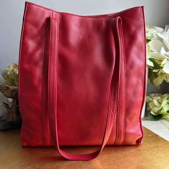 Levenger Large Structured Tote Bag in Lipstick Red Leather - Picture 1 of 16